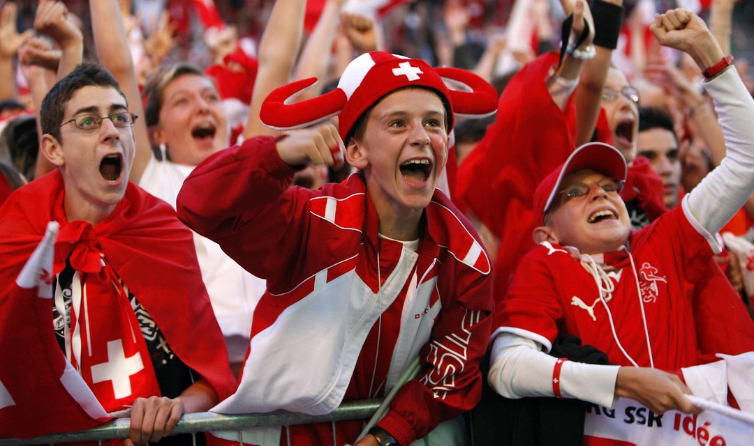 Public Viewing, junge Schweizer Fans jubeln