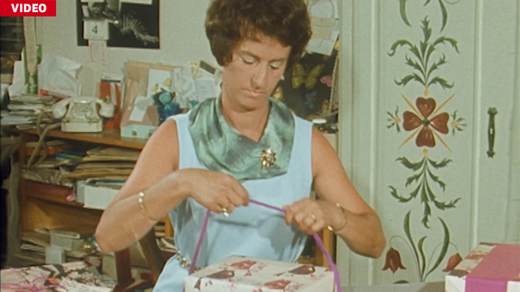 Bild von Archivperle: Der «Päcklikurs» – Geschenke einpacken im Retro-Look