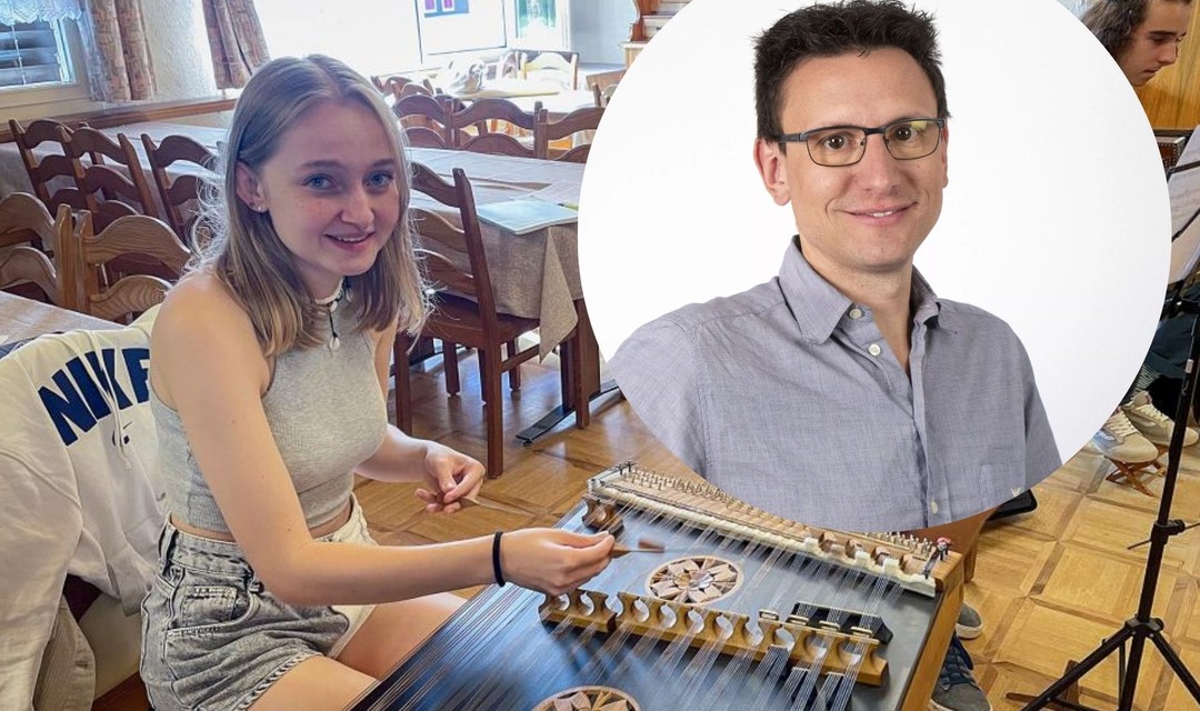 Bild einer jungen Frau die ein Hackbrett spielt, mit einem Porträt von Flavio Tuor im Vordergrund