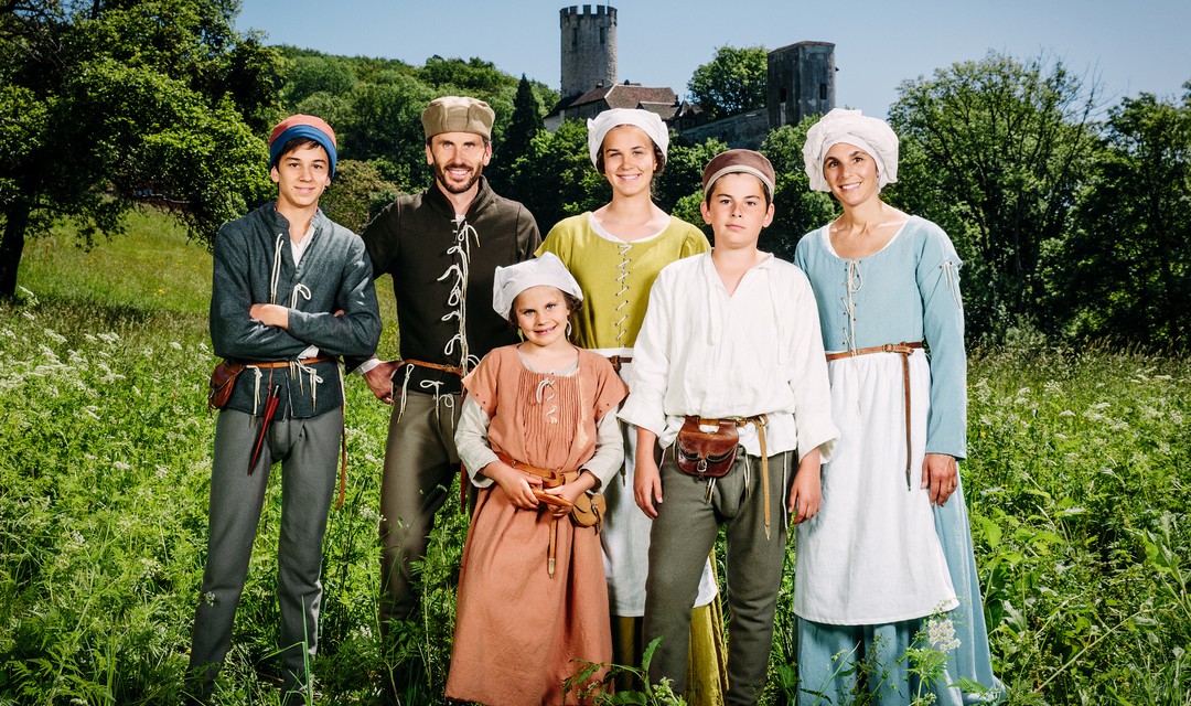 Bild von «Im Schatten der Burg – Leben vor 500 Jahren»: Familie Dietschi und «Schweiz aktuell» auf Zeitreise ins ausklingende Mittelalter