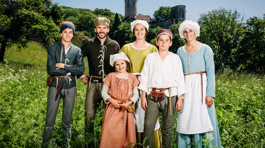 Bild von «Im Schatten der Burg – Leben vor 500 Jahren»: Familie Dietschi und «Schweiz aktuell» auf Zeitreise ins ausklingende Mittelalter