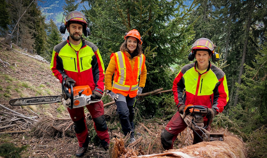 Mona Vetsch mit den beiden Forstwarten Maik Huber und Mario Zeiter im Walliser Schutzwald.