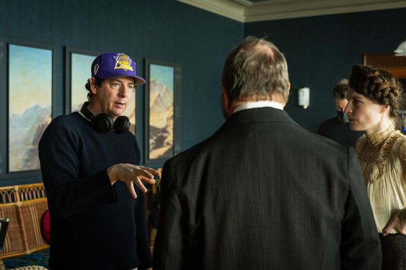 Davos 1917 behind the scenes Regisseur Jan-Eric Mack (links)  Produktion: Contrast Film, Letterbox Filmproduktion In Ko-Produktion mit: SRF Schweizer Radio und Fernsehen, ARD Degeto, Amalia Film Regie: Jan-Eric Mack, Anca Miruna Lăzărescu, Christian Theed