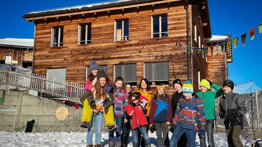 Bild von «Mona mittendrin» in der Gesamtschule auf 1654 Meter über Meer