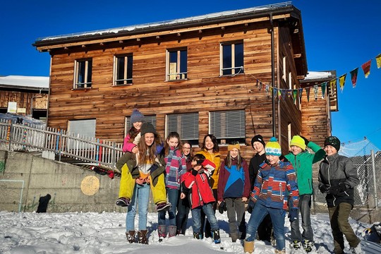 Bild von «Mona mittendrin» in der Gesamtschule auf 1654 Meter über Meer