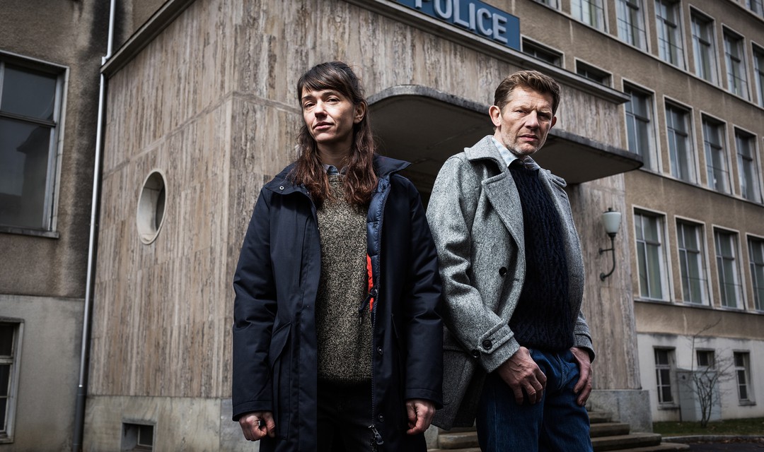 Die beiden Hauptdarsteller Sarah Spale als Rosa Wilder und Marcus Signer als Manfred Kägi