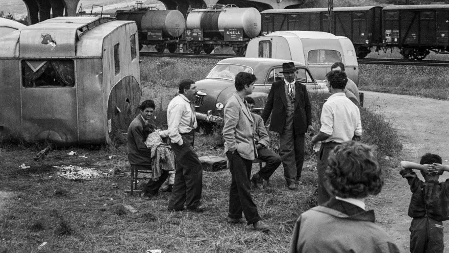 ine Gruppe Jenischer Männer, aufgenommen 1958 auf einem Standplatz in Zürich.