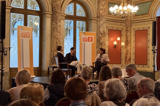 Bild von Kaffee und Cello in der SRF-Radiotalkshow «Persönlich» in Luzern