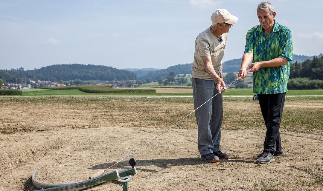 Bild von zwei Männern die Hornussen