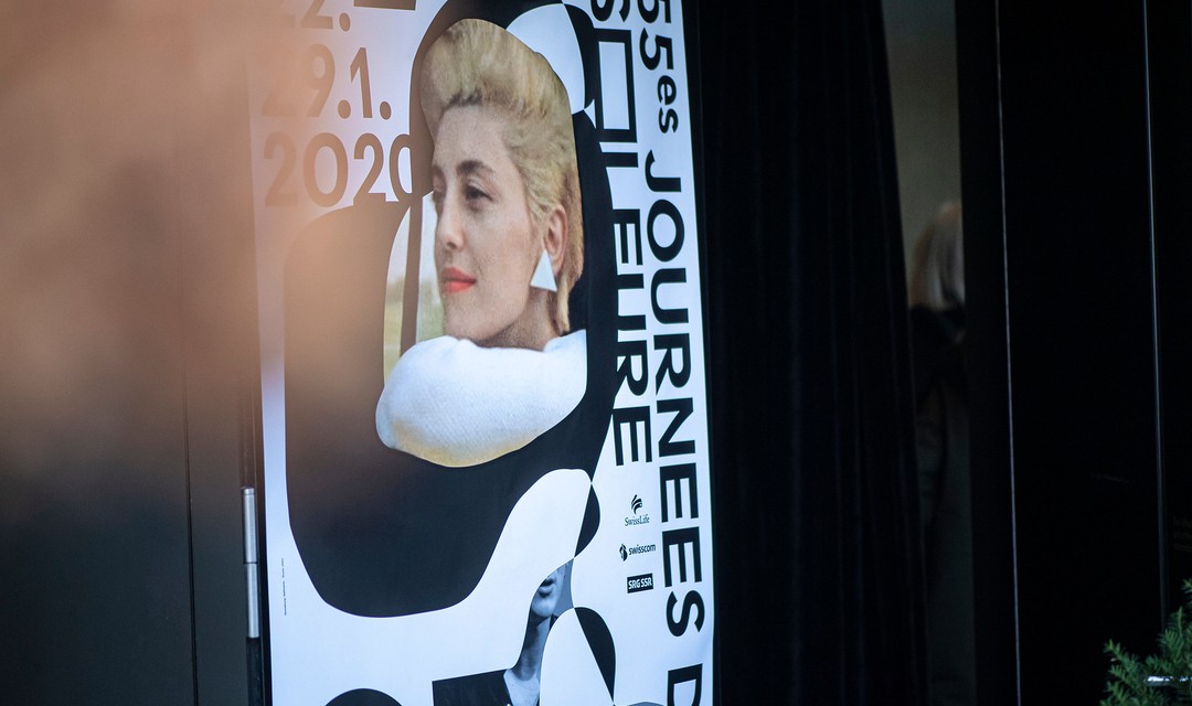 Eine Person steht vor einem Plakat der 55. Solothurner Filmtage