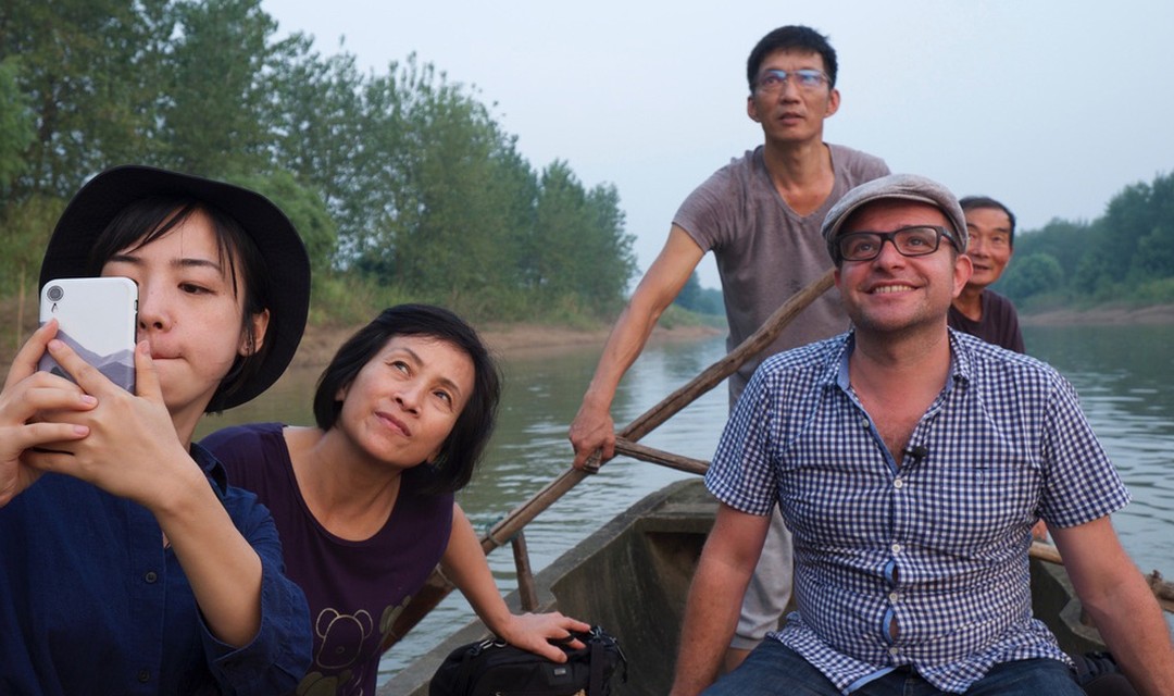 Pascal Nufer auf einem Boot mit der Filmcrew und der Familie seiner ehemaligen Haushälterin