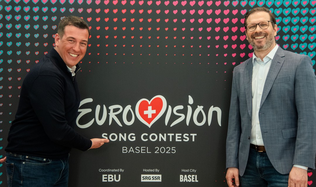 Bild von Reto Peritz und Moritz Stadler vor dem ESC-Logo
