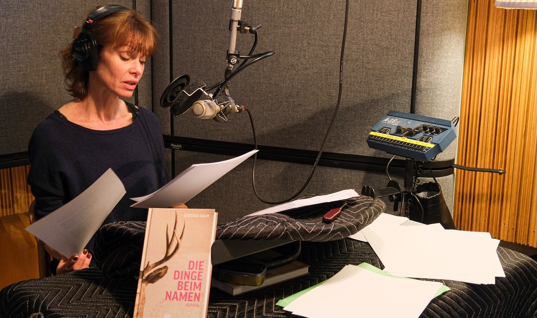 Eine Moderatorin spricht in ein Mikrofon.