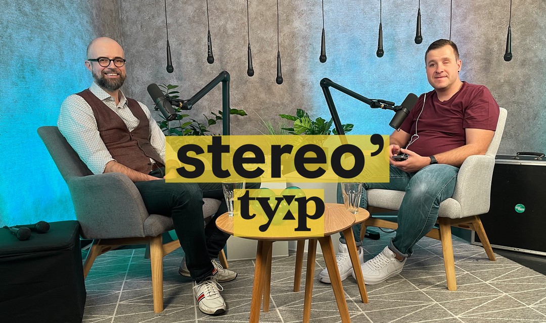 André Küttel und Yves Kilchör sitzen mit Mikrofonen im Studio von SRG Insider