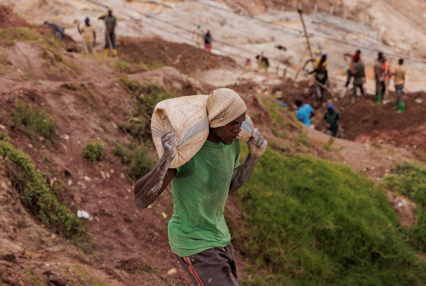 Ein Arbeiter trägt einen Sack Erz in der Rubaya-Koltan-Mine in der Stadt Rubaya, die von M23-Rebellen kontrolliert wird, im Osten der Demokratischen Republik Kongo am 24. März 2025.