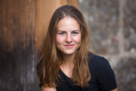 Bild von YouNews 2020: 15-jährige Enya Ernst moderiert «10vor10»