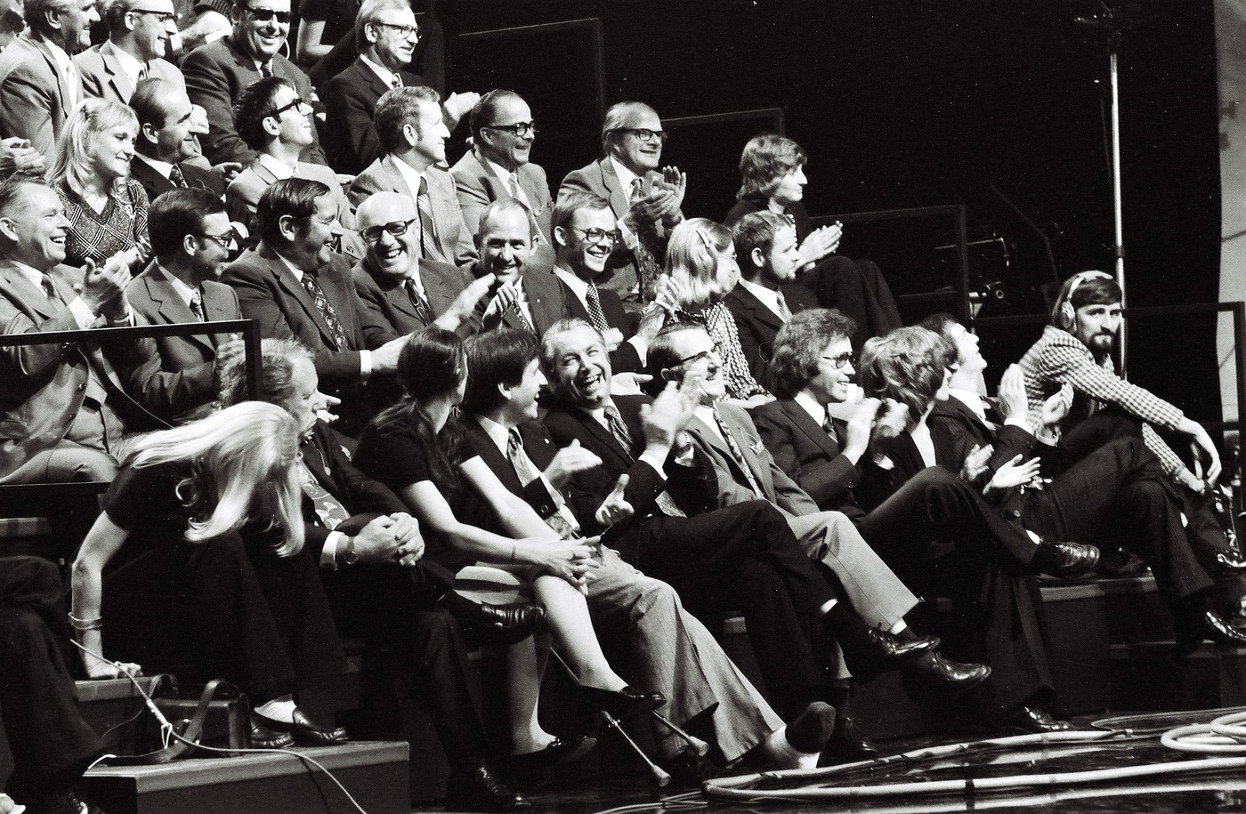 Schwarz-weiss, Bild von Publikum im Studio, lachend und klatschend