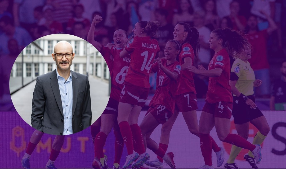 BIld von fussballspielenden Frauen mit Christof Thurnherr im Vordergrund