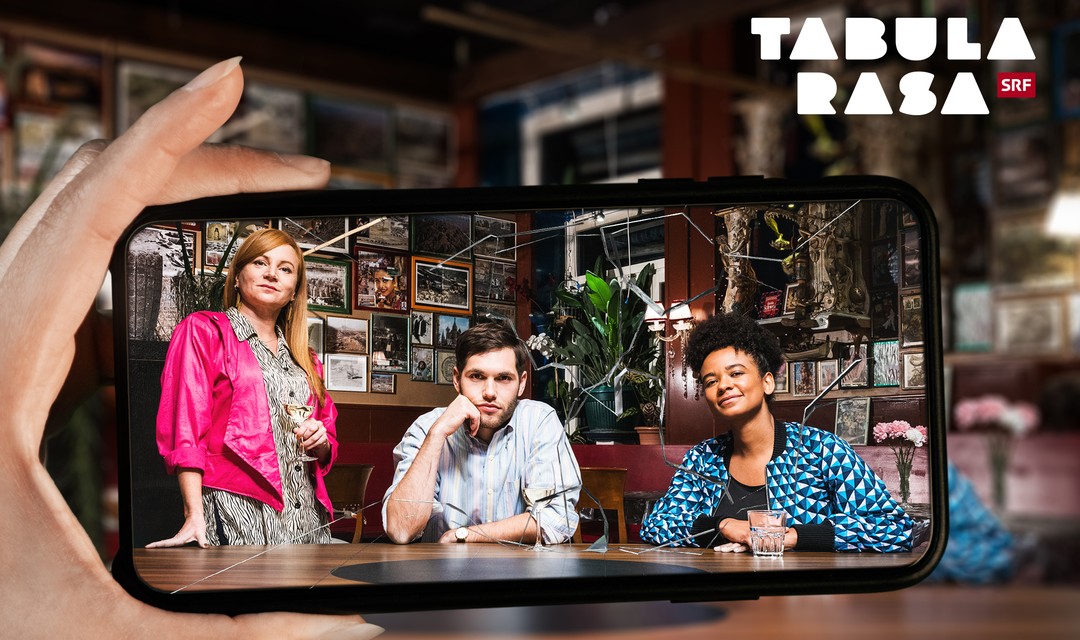 Die beiden Hosts Laurin Buser und Fatima Moumouni mit Wanda Wylowa als Barkeeperin