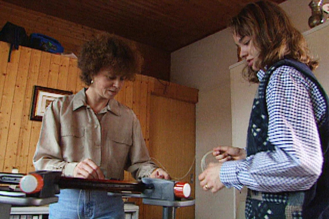 Martina Hingis beim Schläger Bespannen mit Mutter Melanie Molitor