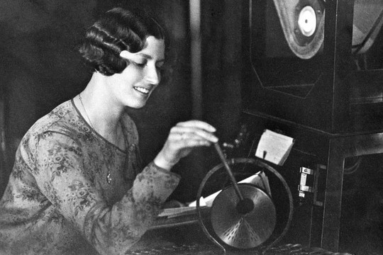 Bild von Fotos aus dem SRF-Archiv: Seit 100 Jahren Neues aus der Welt