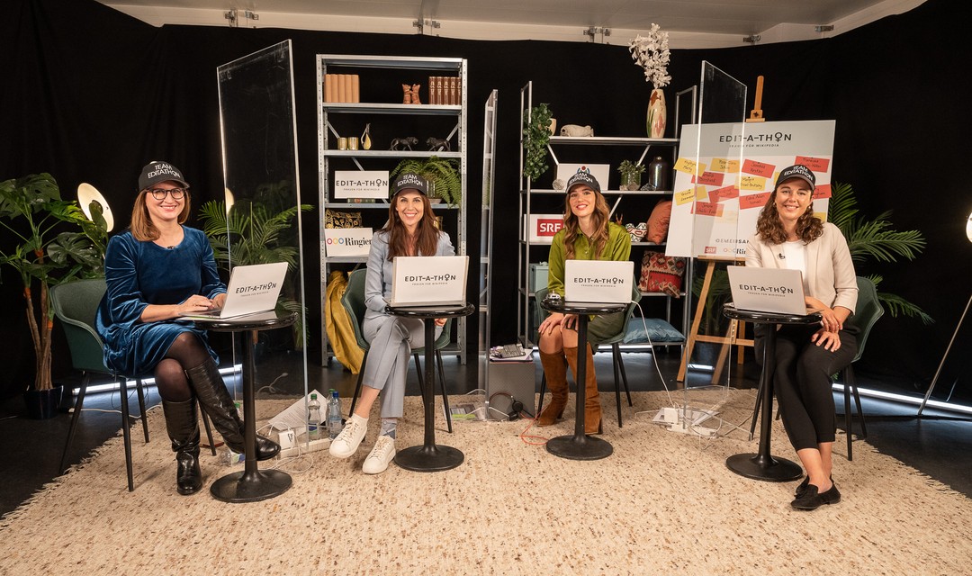 Die Organisatorinnen des Edit-a-thons sitzen im Studio.