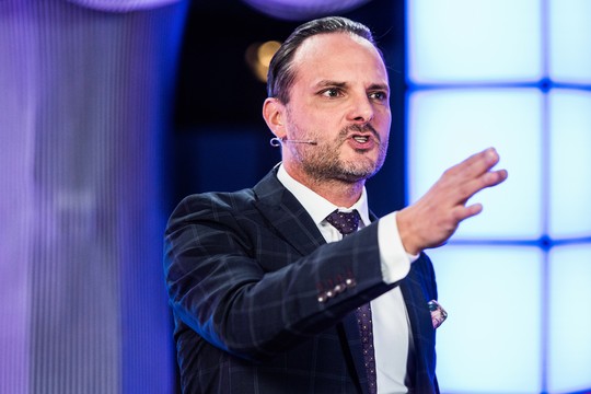 Bild von «Deville»: Staffelstart mit Comedian David Kebekus