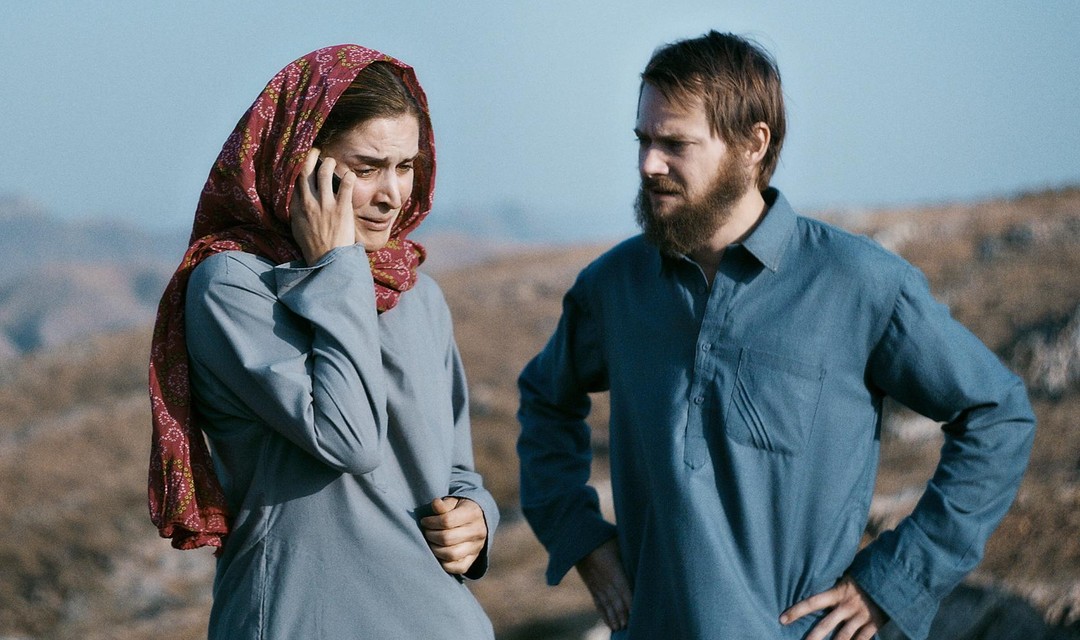 Weinende Frau telefoniert, Mann schaut zu. Ferru als Daniela, Sven Schelker als David