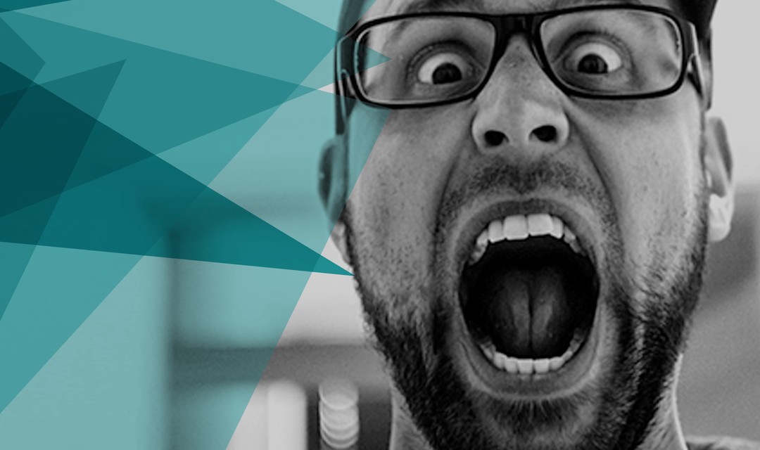 Ein Mann starrt mit weit aufgerissenen Augen und Mund in die Kamera