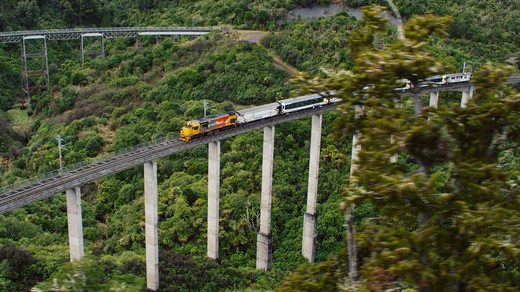 Bild von «SRF DOK»: Mit dem Zug durch Neuseeland – Der Norden: Das vulkanische Herz