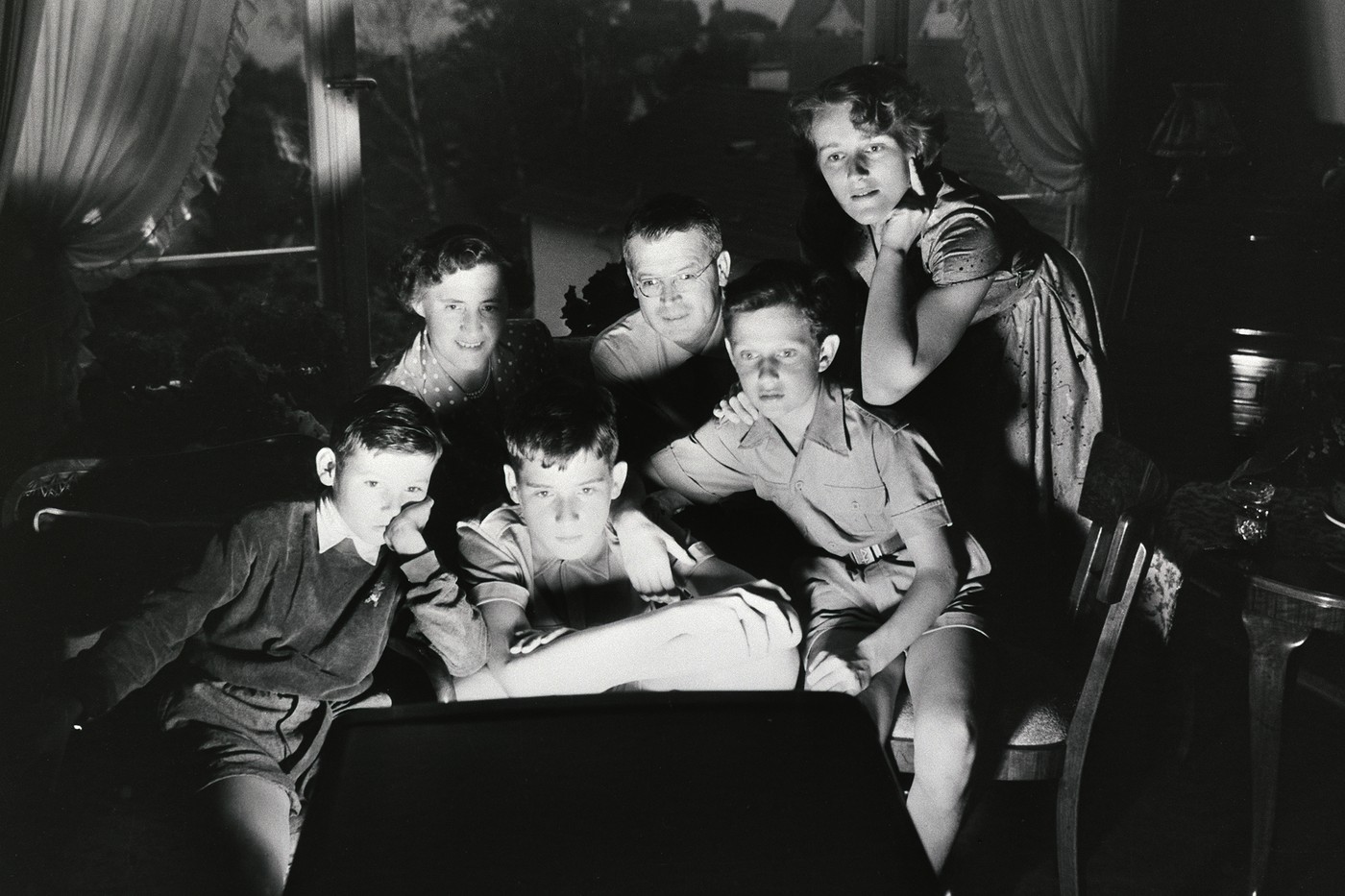 Familie vor dem Fernseher, schwarz-weiss-Bild