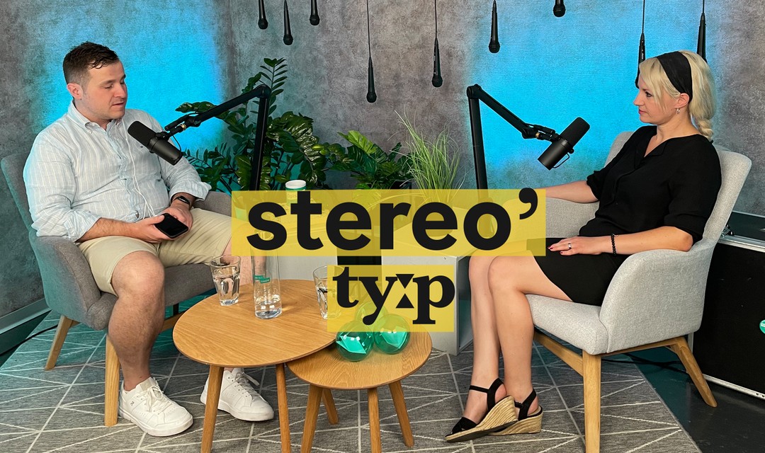 Yves Kilchör und Isabelle Maissen sitzen mit Mikrofonen im Studio von SRG Insider