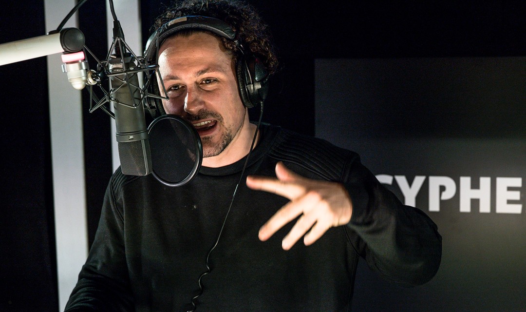 Moderator Pablo Vögtli hat es sich nicht nehmen lassen auch selber einige Zeilen zu rappen.