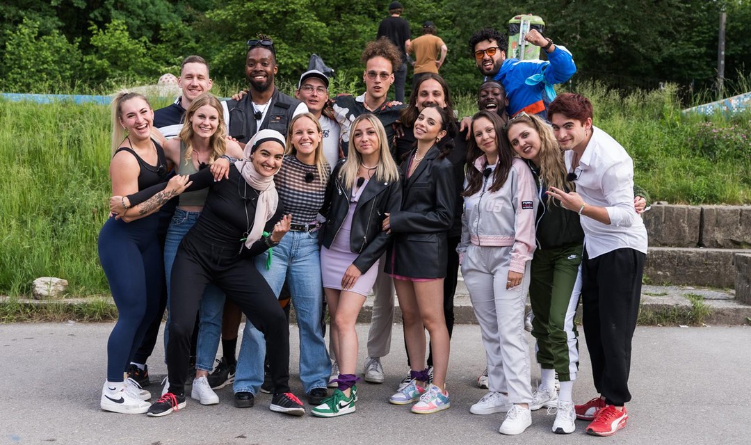 Der ganze Cast von «Fight 4 Flags» steht auf einer Wiese und lächelt in die Kamera