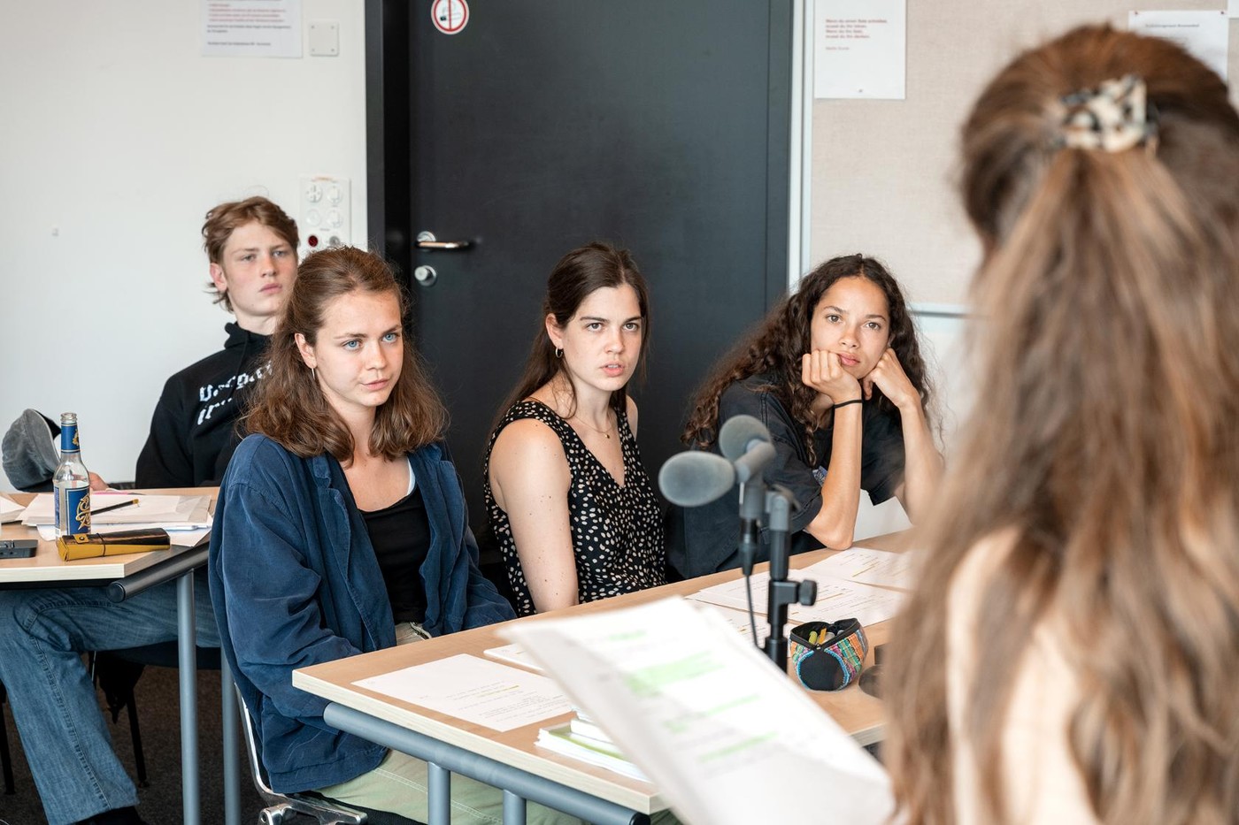 Schüler:innen im Klassenzimmer bei den Aufnahmen