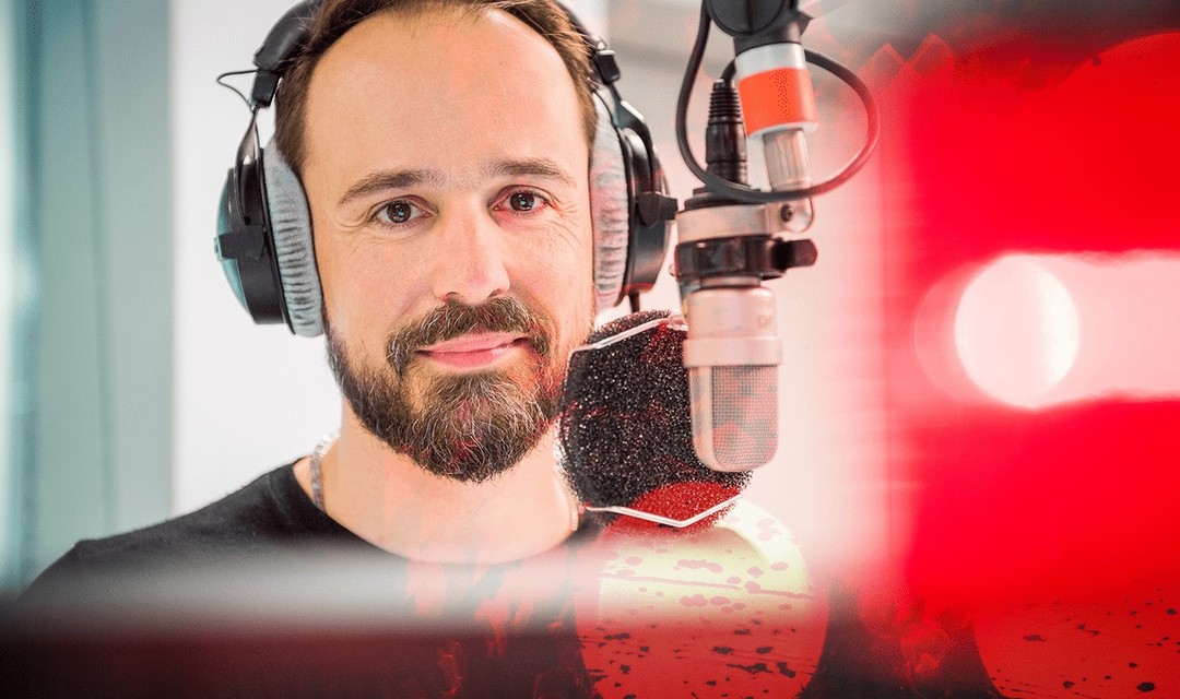 Porträt von Roger Brändlin, Moderator Podcast «Die raffinierte Lüge»