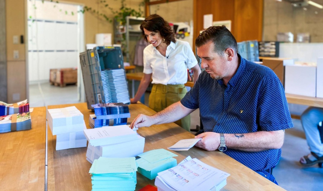 Mona Vetsch und Gorgi Micev beim Abpacken der Couverts für die National- und Ständeratswahlen