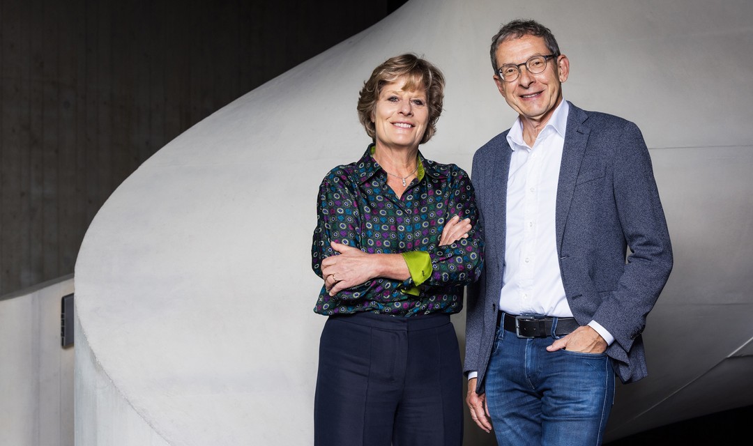 Esther Girsberger und Urs Hofmann lächeln in die Kamera