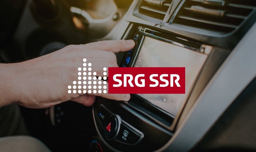 Bild eines Autoradios und einer Hand, mit dem Worten "SRG SSR" davor