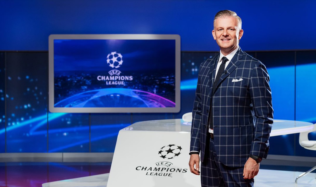 Rainer Maria Salzgeber steht im Sportstudio des SRF.