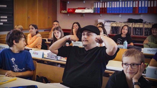 Bild von «Mission: EAZ» – Rap-Star EAZ wagt in der neuen SRF-Bounce-Serie den Sprung ins Unbekannte