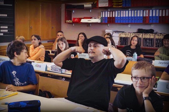 Bild von «Mission: EAZ» – Rap-Star EAZ wagt in der neuen SRF-Bounce-Serie den Sprung ins Unbekannte