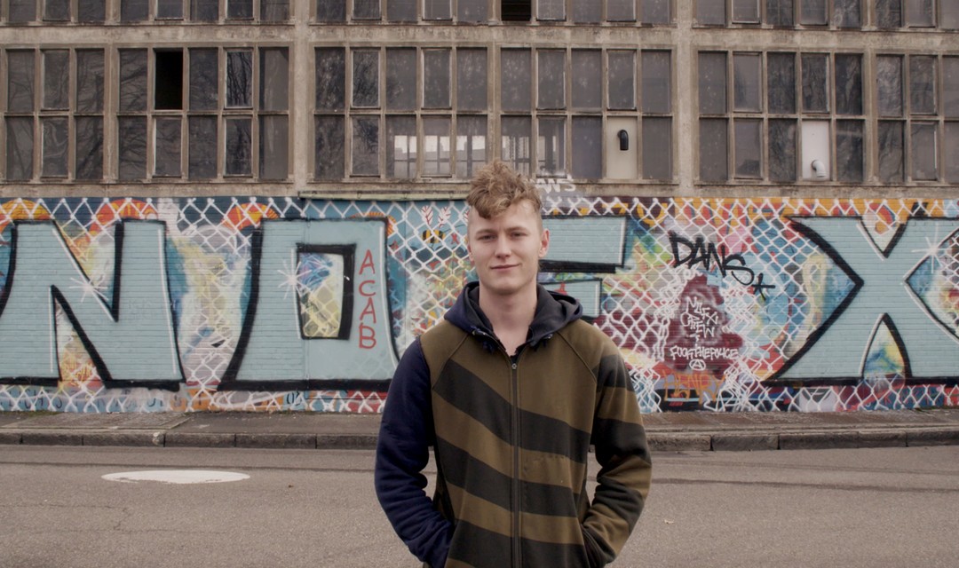Volksvertreter Elio Leu vor einem Grafitti