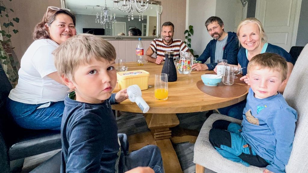 Nachtessen mit Familienanschluss: Im norwegischen Alta findet Matthias Rusch Unterschlupf bei der Familie Edland Eidsaune.