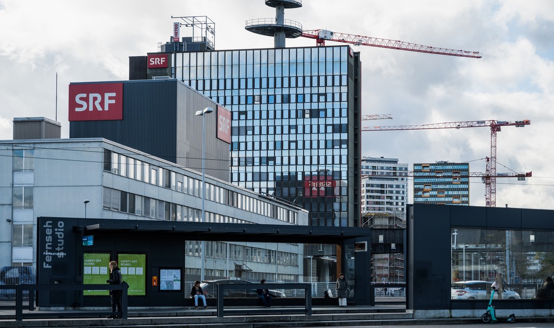 Foto des SRF Studio Zürich Leutschenbach mit den Studiogebäude und dem Hochhaus