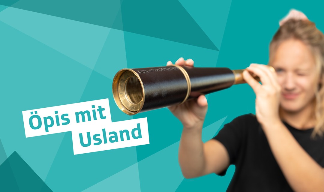 Eva blickt durch ein grosses Fernrohr