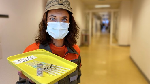 Bild von «Mona mittendrin»: Im Impfzentrum